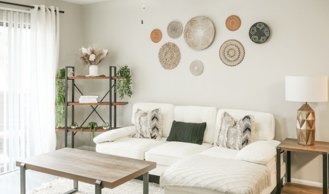 Cozy living a living room with a couch